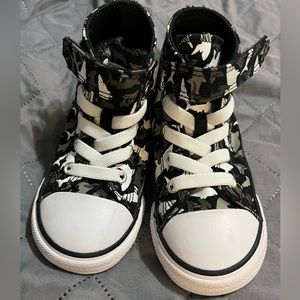 Toddler size 8 converse